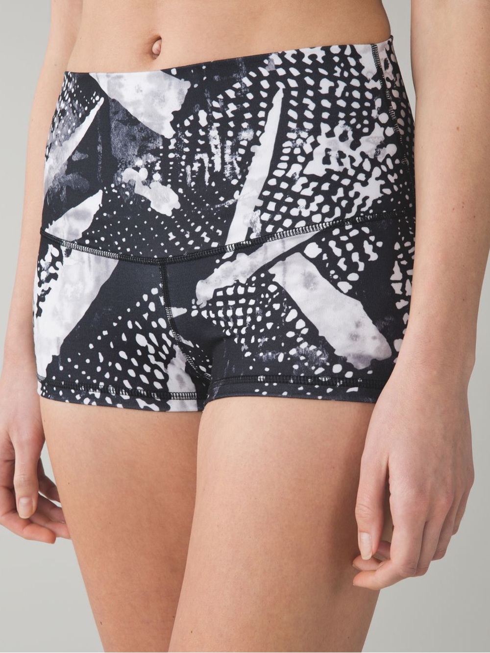 Lululemon size 6 High-Waist Black & White Printed Women's Active Shorts